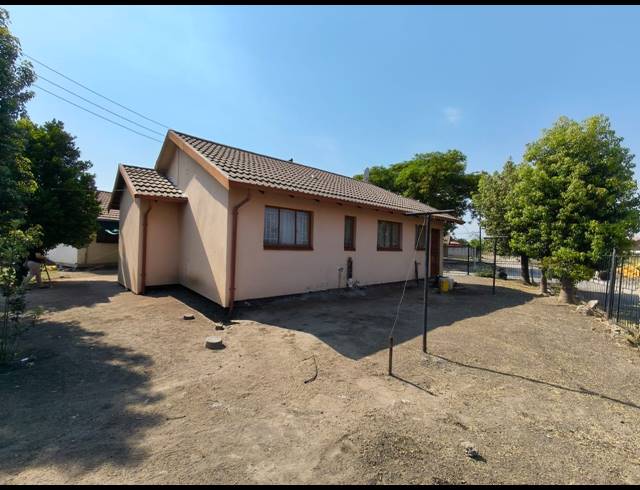 3 BEDROOM HOUSE FOR SALE IN BOITEKONG